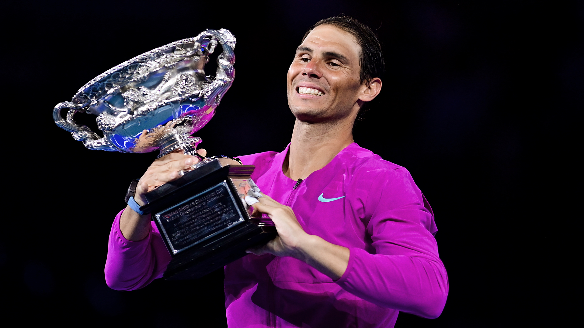 Der Spanier Rafael Nadal freut sich über seinen Sieg der Australian Open in Melbourne. | picture alliance/dpa/AAP