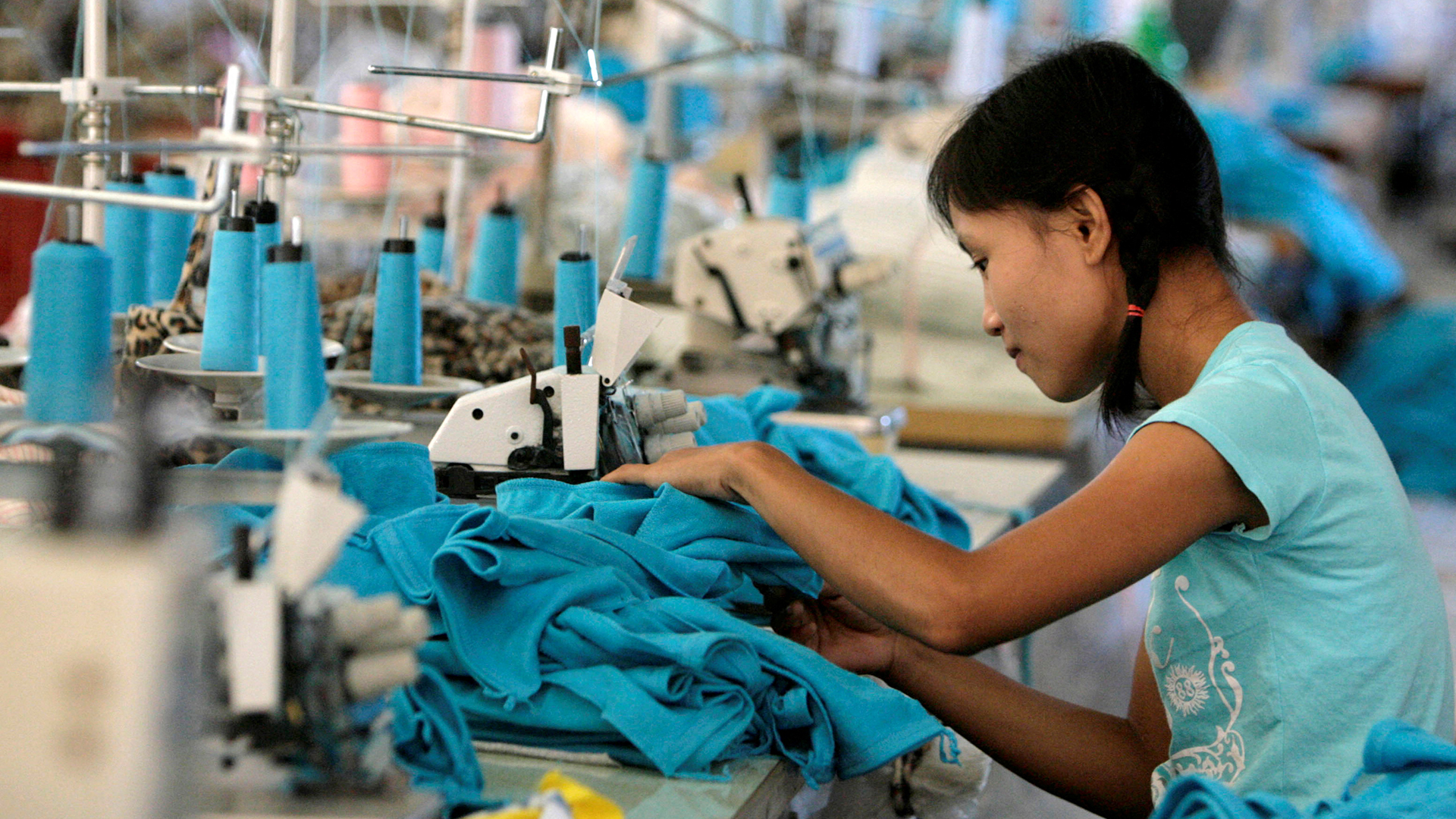 Eine Näherin arbeitet in einer Bekleidungsfabrik in Thailand. | REUTERS