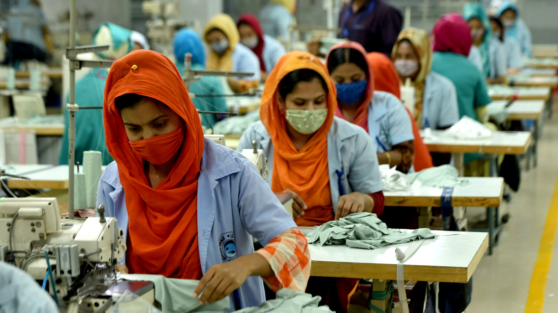 Näherinnen in einer Farbrik in Gazipur, Bangladesch | dpa