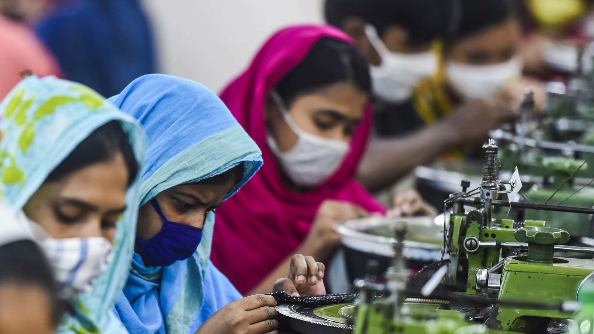 Näherinnen mit Mundschutz in einer Textilfabrik von Ashulia, Bangladesh. | Bildquelle: AFP