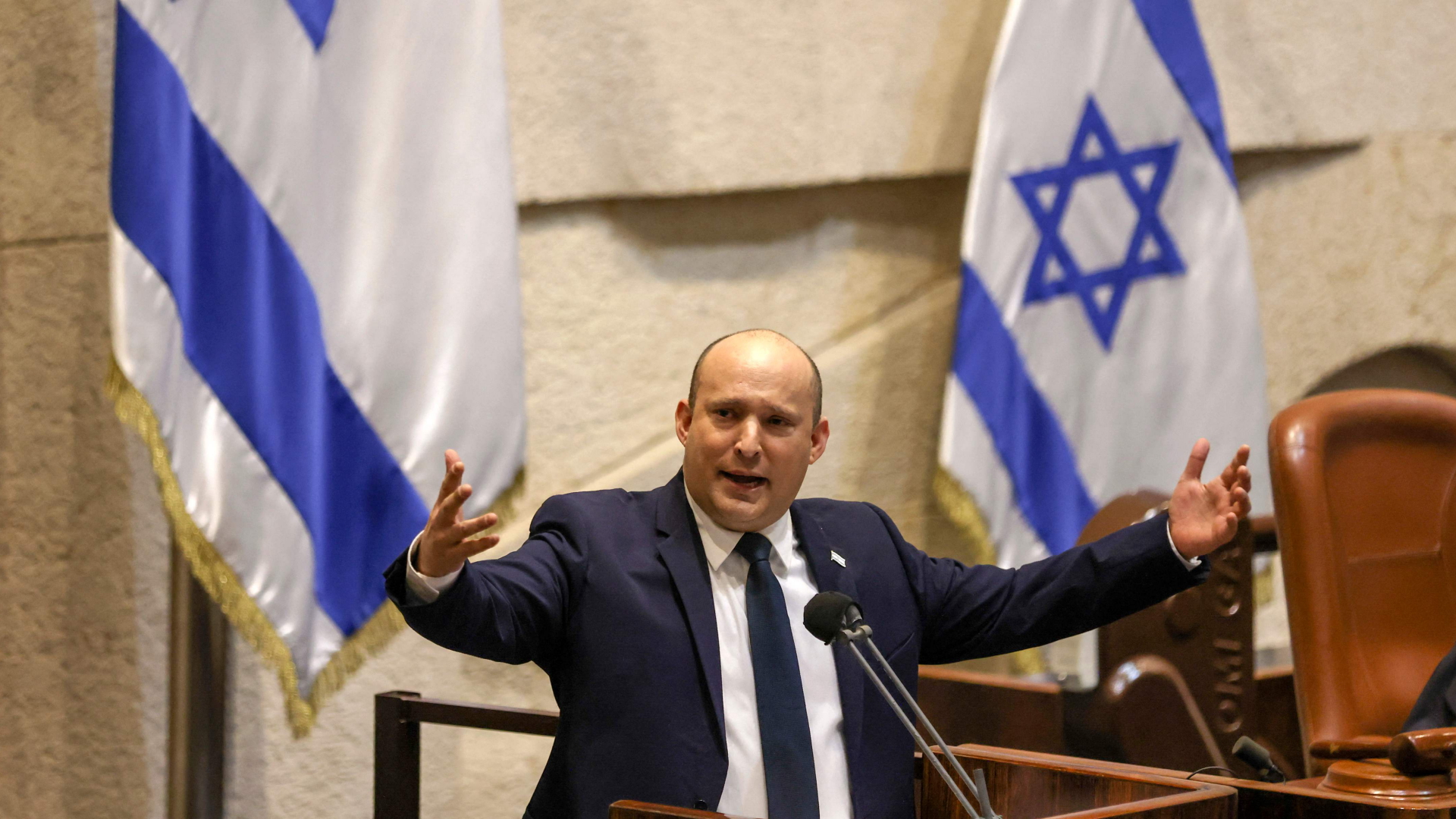 Israels Ministerpräsident Naftali Bennett spricht im Parlament bei der Entscheidung über den Haushalt. | AFP