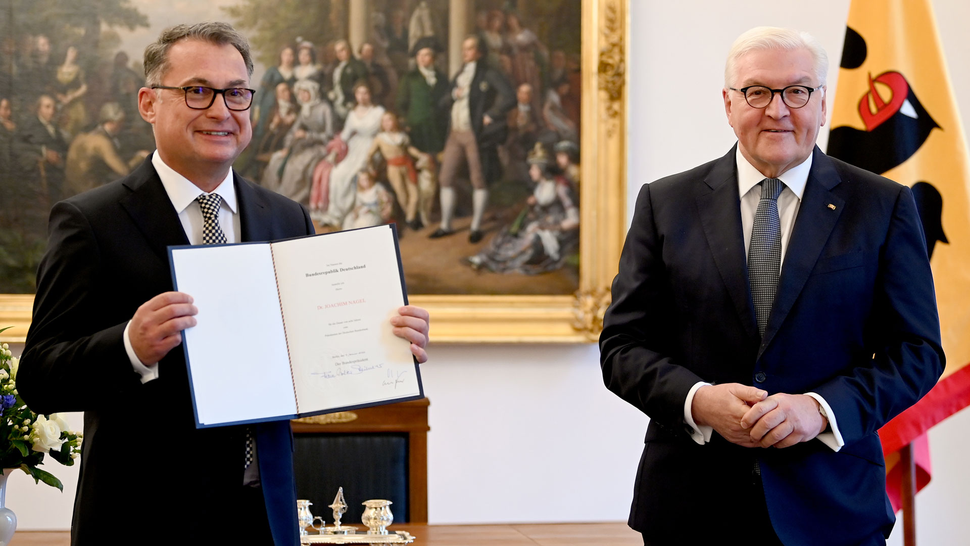 Bundespräsident Frank-Walter Steinmeier (r) überreicht Joachim Nagel, dem neuen Präsidenten der Deutschen Bundesbank,die Ernennungsurkunde. | picture alliance/dpa/dpa-Zentral