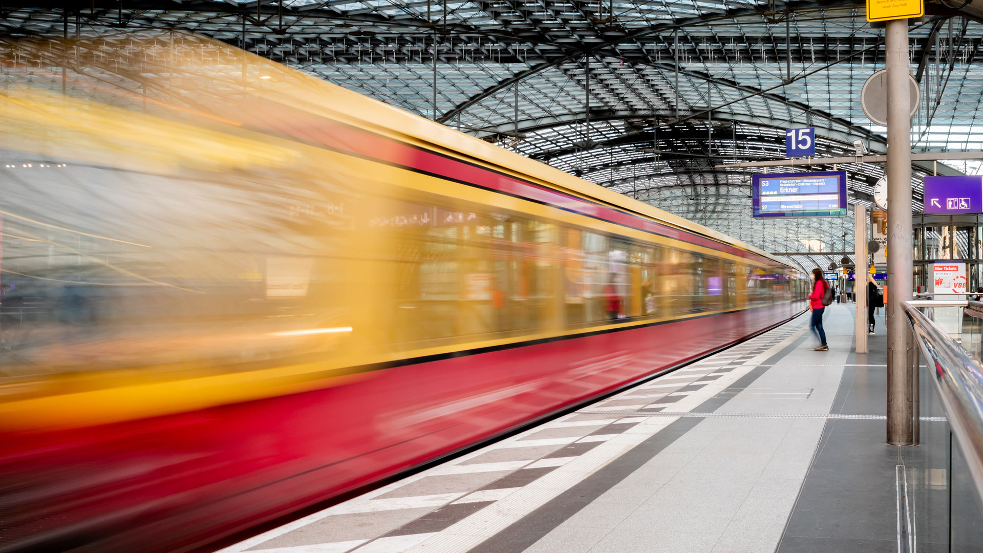 Eine S-Bahn fährt am Morgen am Berliner Hauptbahnhof ein. | picture alliance/dpa