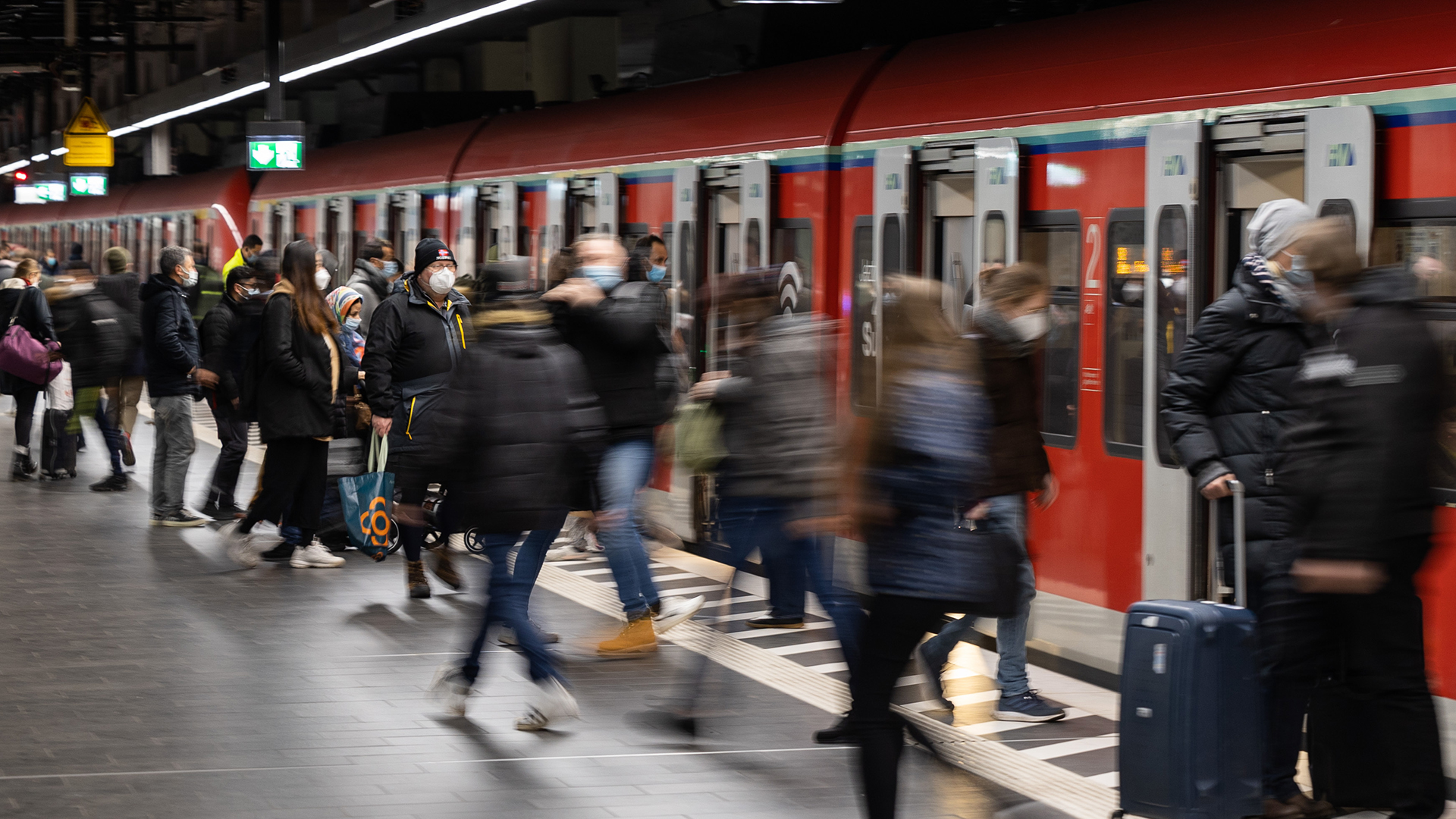 Fahrgäste an der Station Frankfurt Hauptbahnhof | picture alliance/dpa