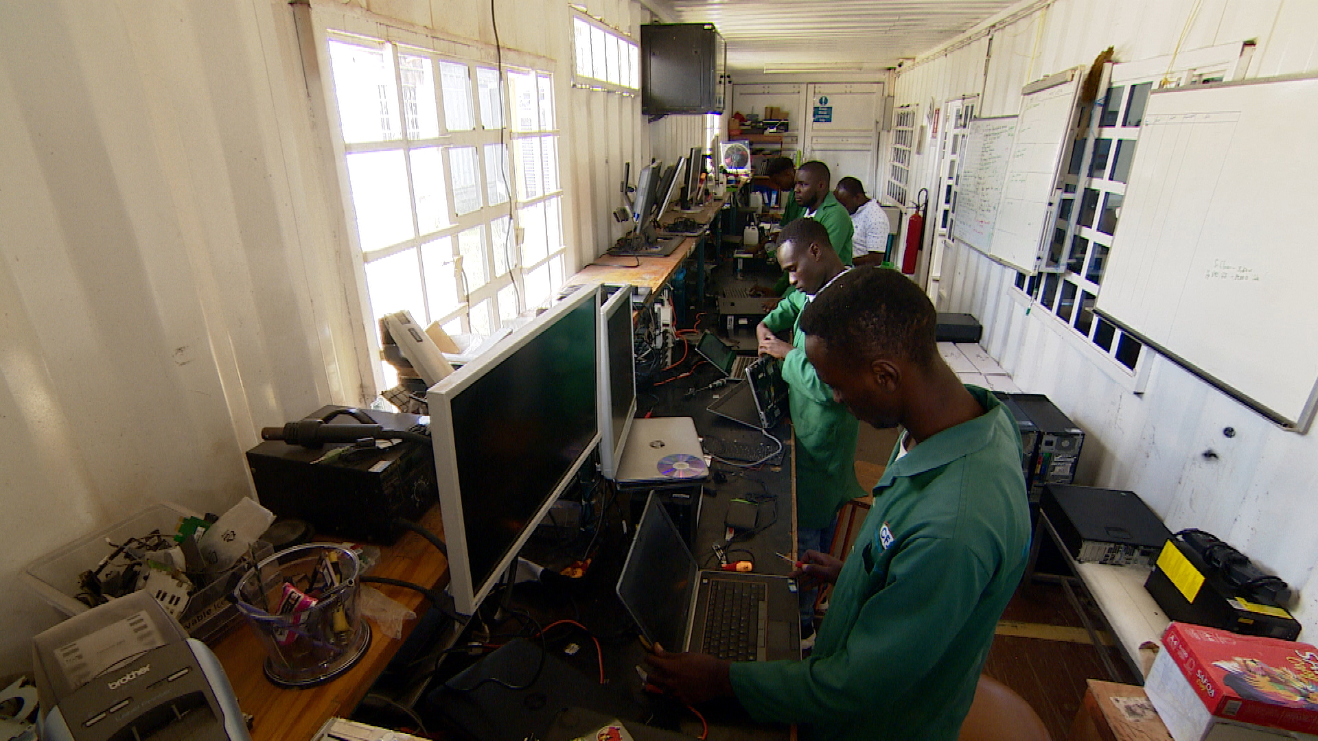 Männer bauen Computer neu zusammen. | ARD-Studio Nairobi