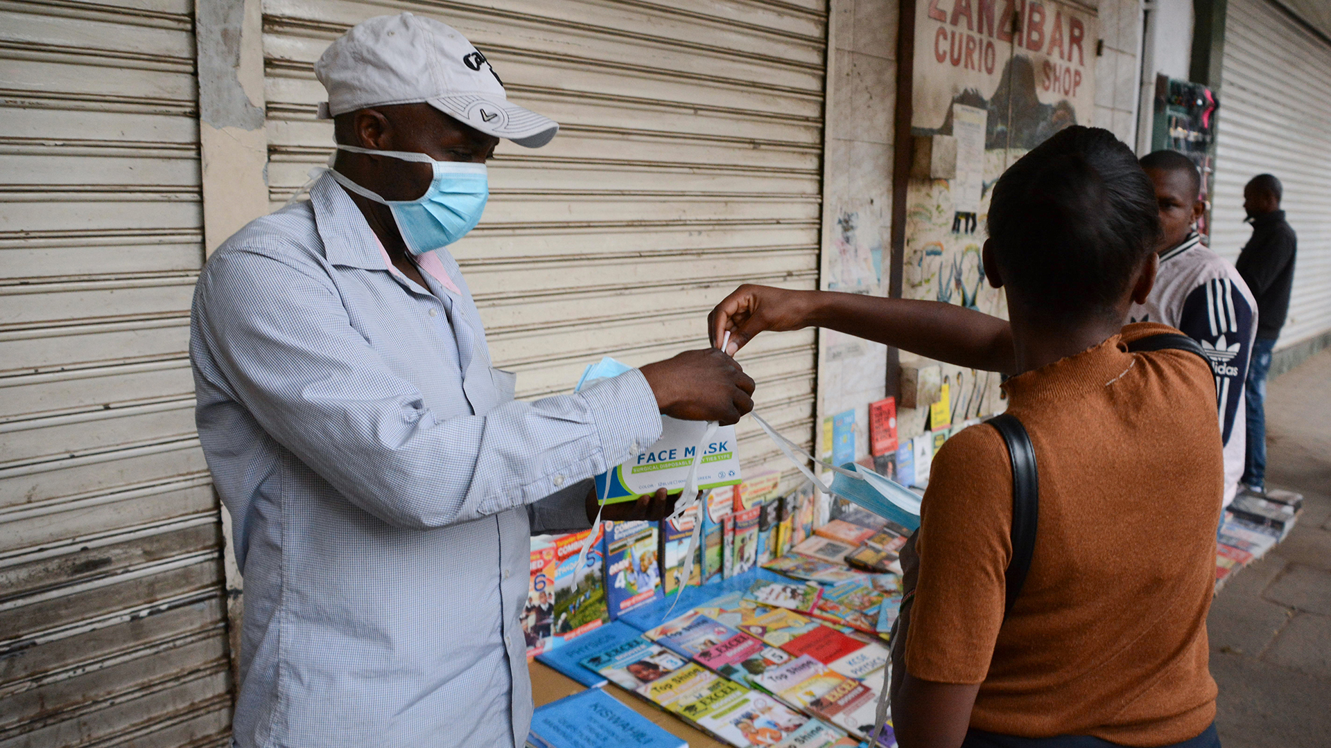Passanten kaufen Mundschutze an einem Straßenstand in Nairobi | Bildquelle: dpa