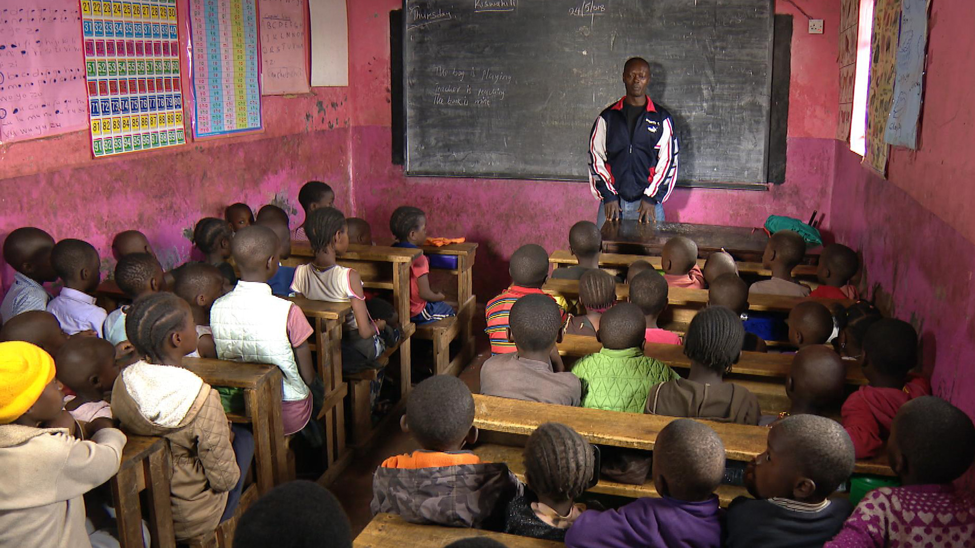 Nairobi-Damm: Lehrer Santos im Unterricht | Sabine Bohland /SWR