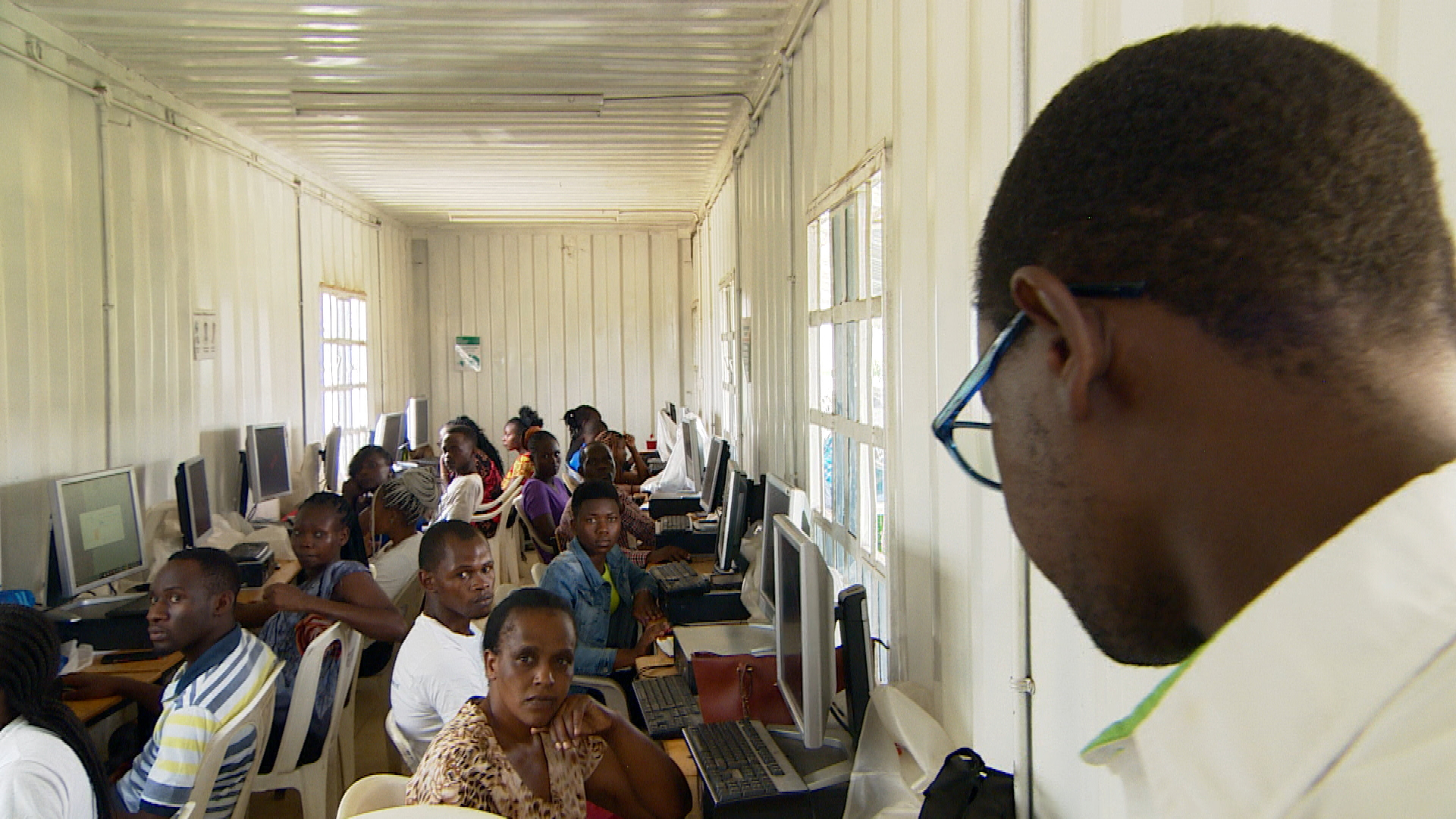 Ein Mann steht vor Menschen, die in einem Schulungsraum an Computern sitzen. | ARD-Studio Nairobi