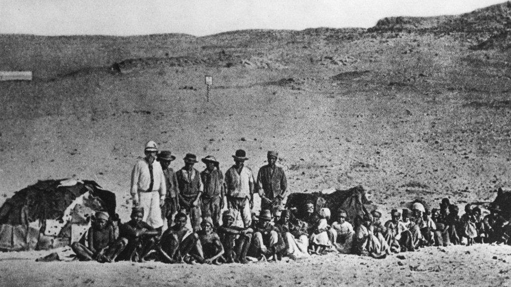 Foto von 1886 mit einem Deutschen und mehreren Schwarzen in der Kolonie Deutsch-Südwest | picture-alliance / akg-images