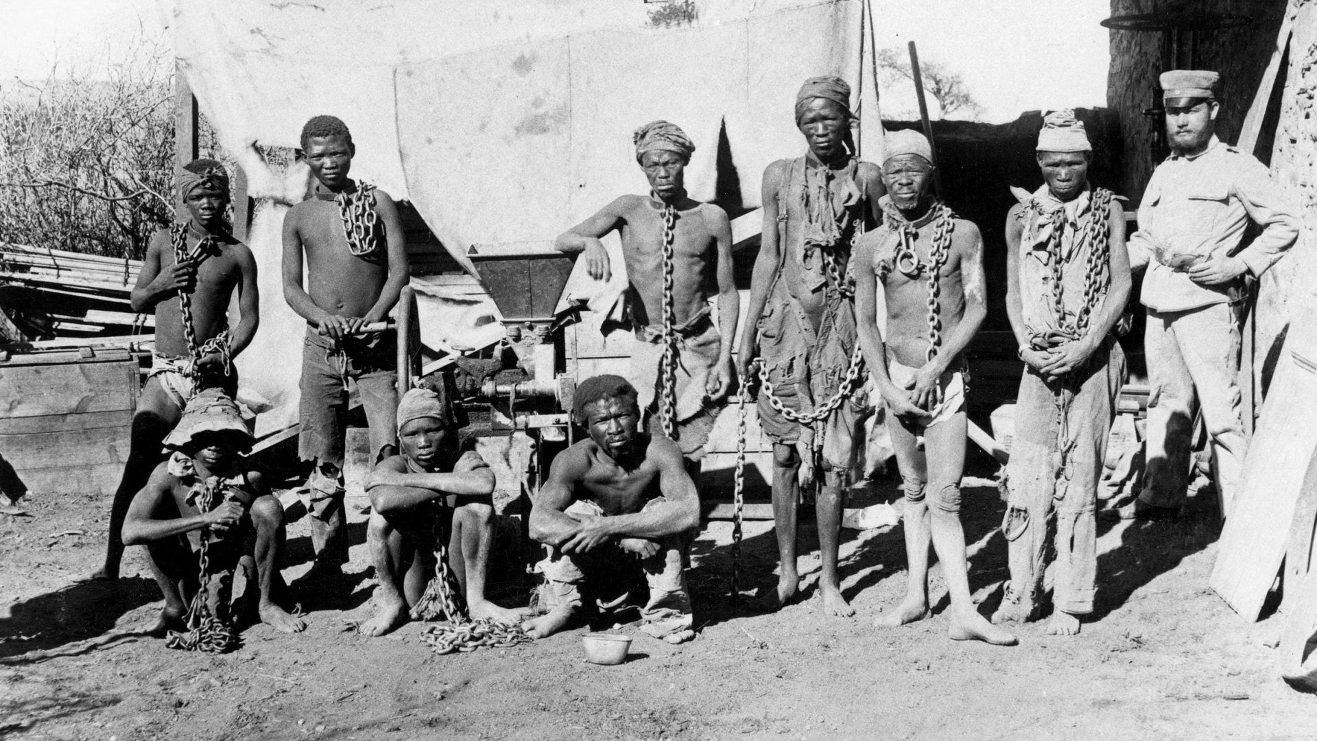 Mutmaßlich deutscher Soldat mit Gefangenen während des Kriegs gegen die Herero und Nama von 1904-1908