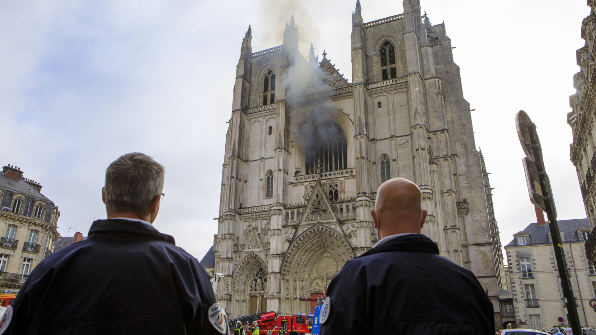 Polizisten sichern den Platz vor der Kathedrale in Nantes ab. Dort war am Morgen ein Großbrand ausgebrochen. 