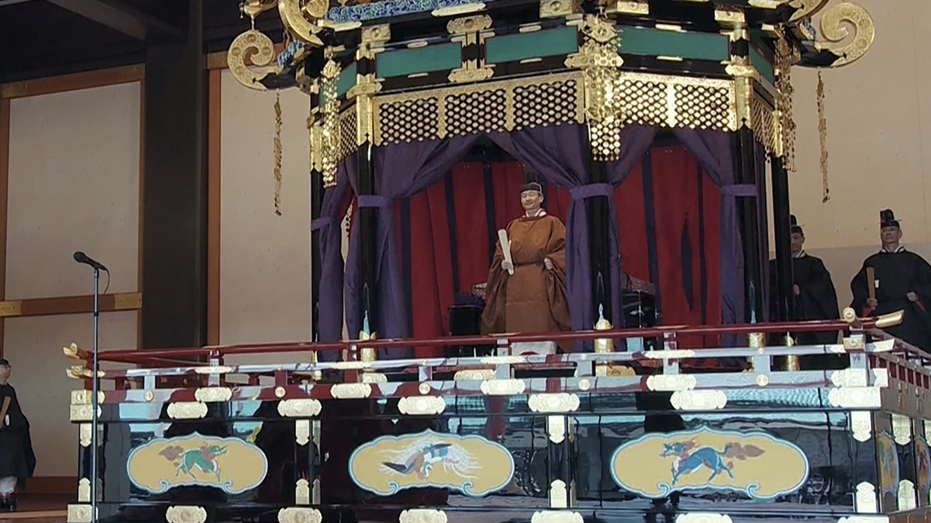 Japans Kaiser Naruhito auf dem Thron | Bildquelle: dpa