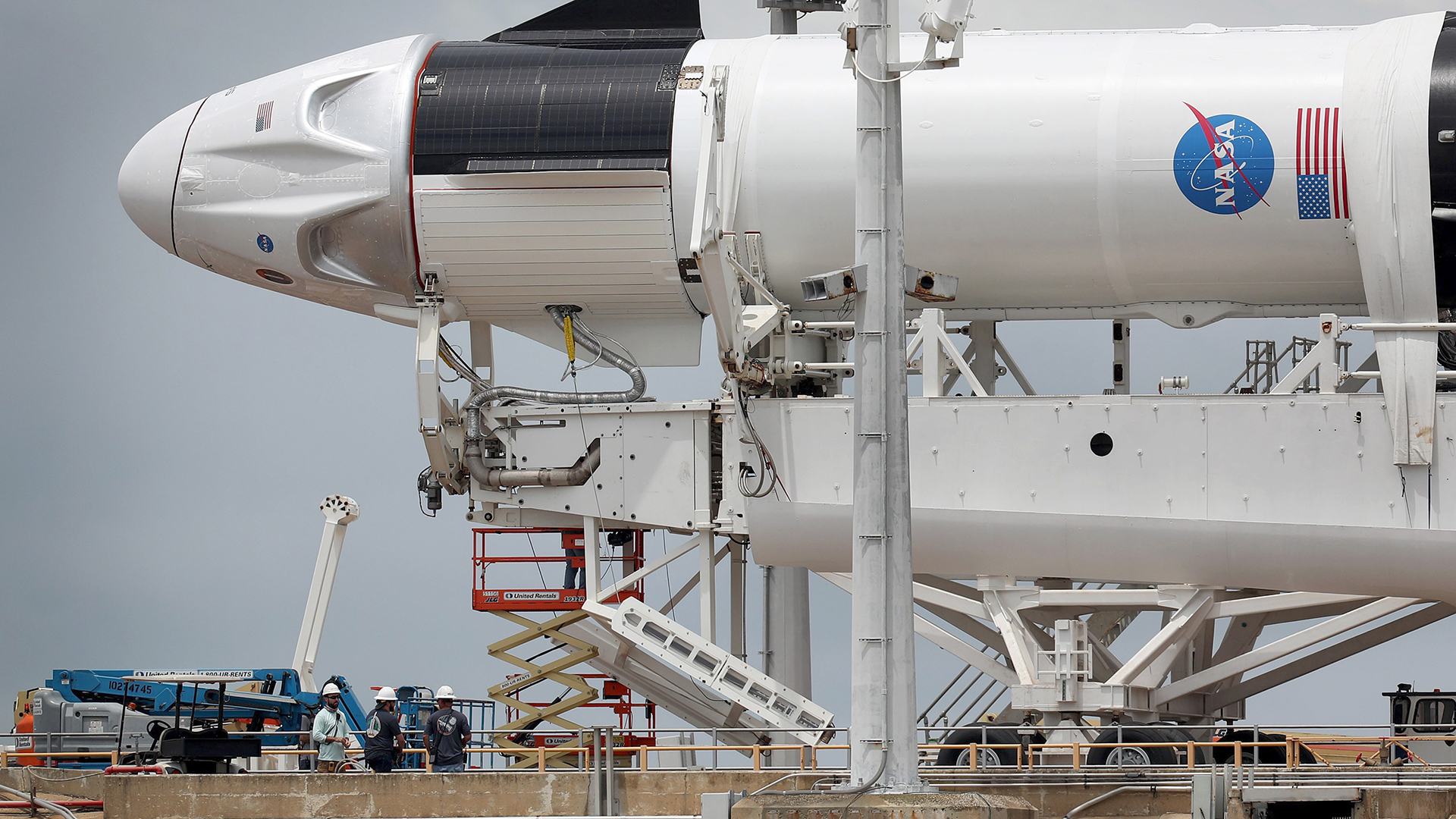 Arbeiter bereiten die Rakete SpaceX Falcon 9 mit dem Raumschiff Crew Dragon für den  geplanten Start von der Startrampe im Kennedy Space Center in Cape Canaveral, Florida, vor.  | AFP