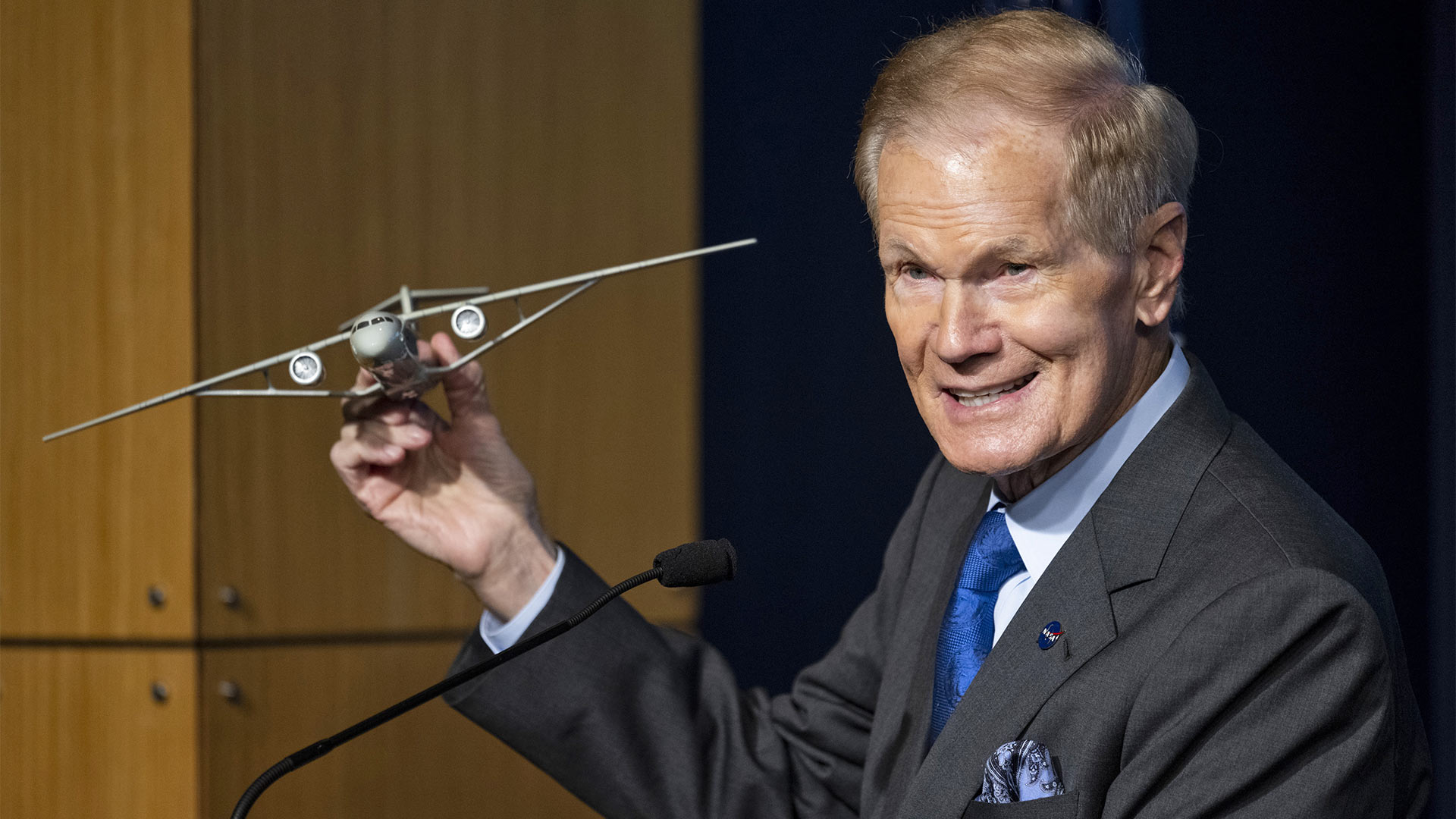 NASA-Chef Bill Nelson präsentiert ein Modell für ein von Boeing und NASA gemeinsam entwickeltes Flugzeug mit weniger Emissionen | (NASA/Joel Kowsky)