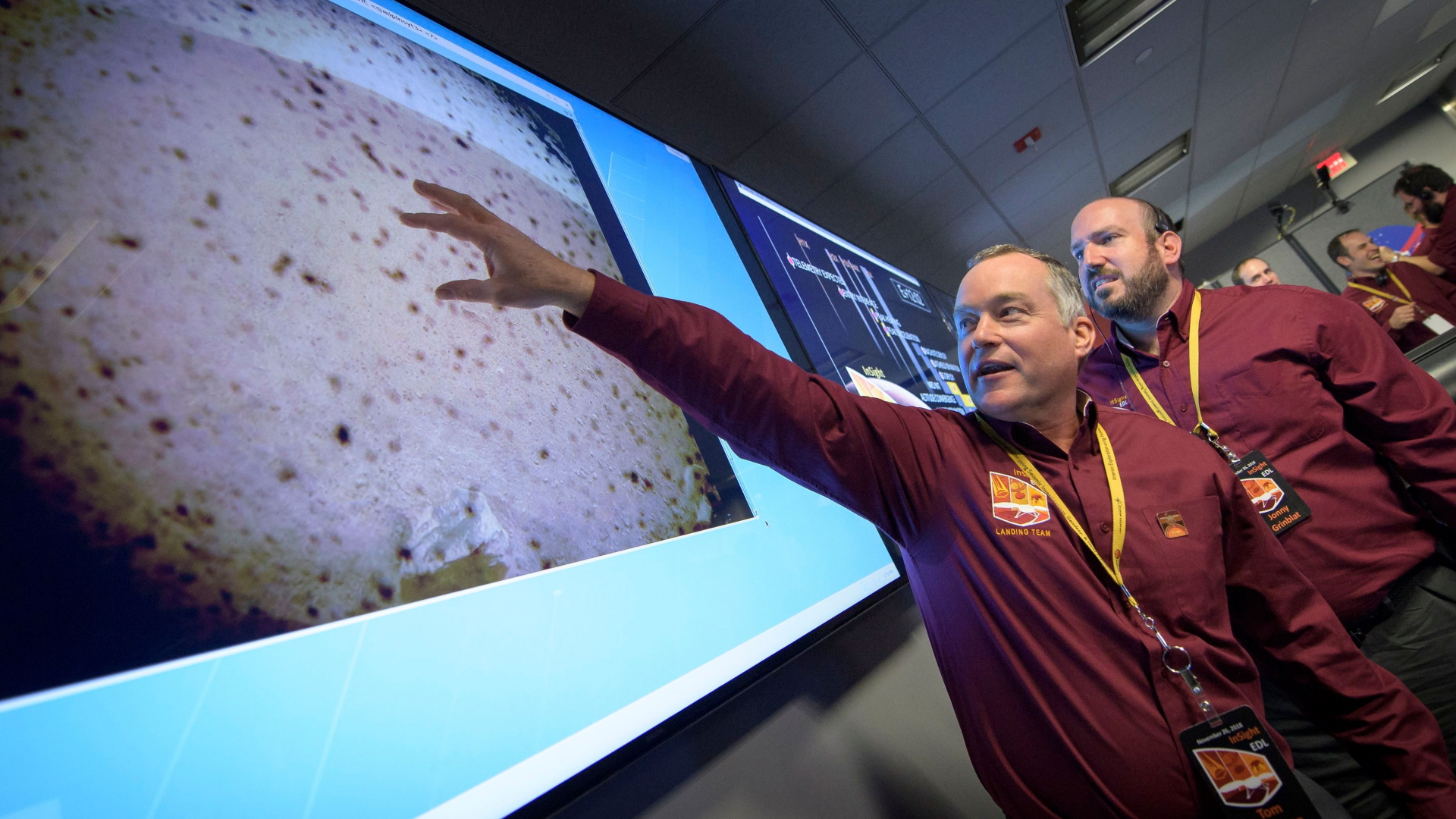 NASA-Wissenschaftler im Kontrollzentrum in Pasadena, Kalifornien, nach der Landung des Roboters "InSight" | Bildquelle: NASA/Bill Ingalls/HANDOUT/EPA-EF