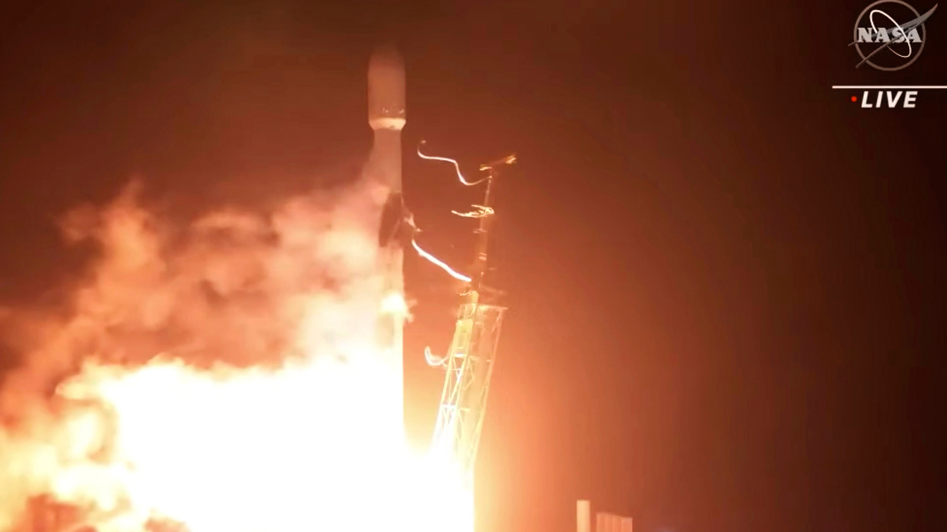 Die SpaceX Falcon 9-Rakete mit dem Double Asteroid Redirection Test (DART) an Bord von der Vandenberg Space Force Base hebt in Kalifornien ab.  | picture alliance/dpa/NASA/AP