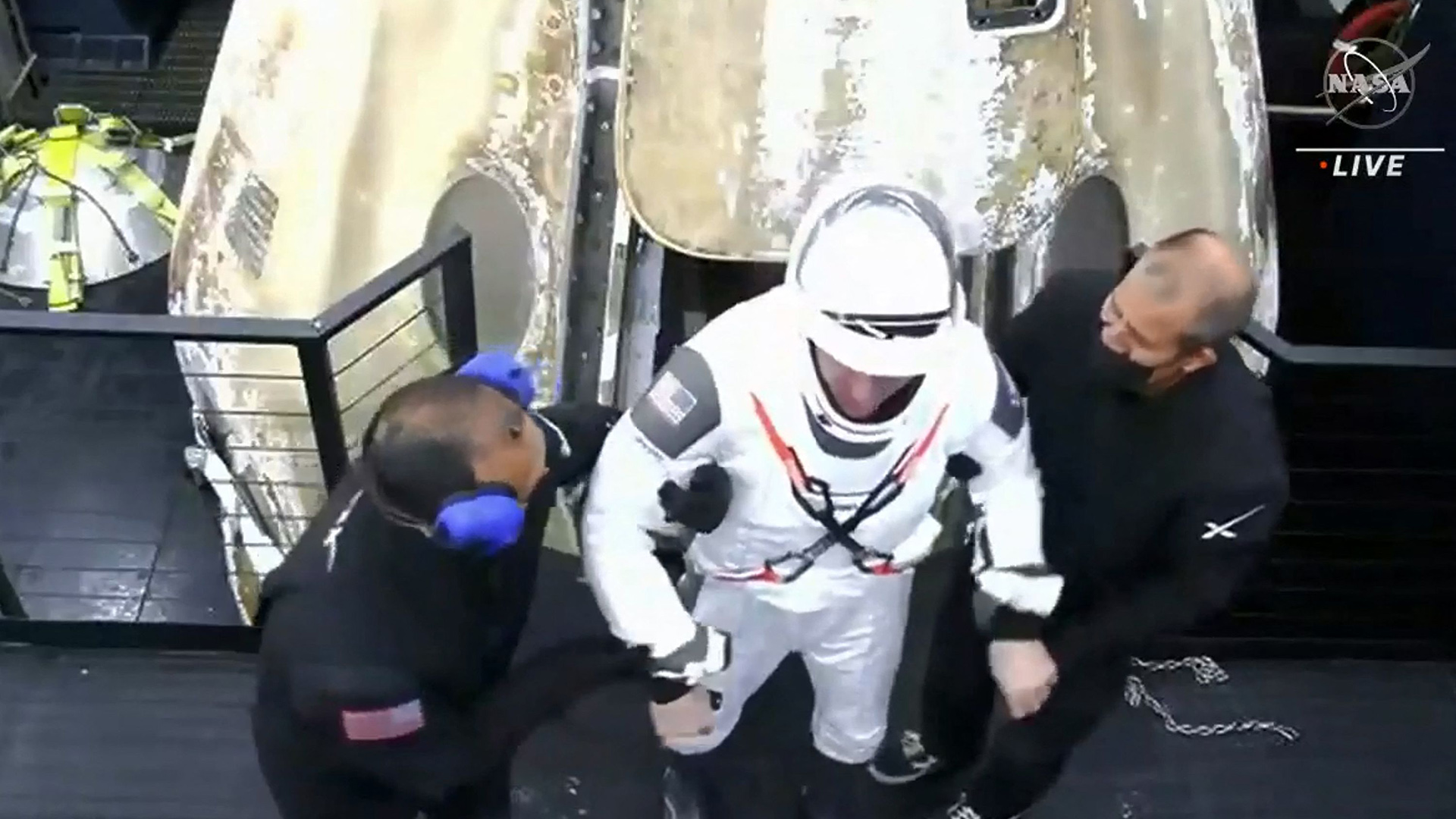 Ein Besatzungsmitglied des SpaceX-Raumschiffs "Crew Dragon" beim Ausstieg aus der Kapsel nach der Rückkehr zur Erde, NASA Videostill. | AFP