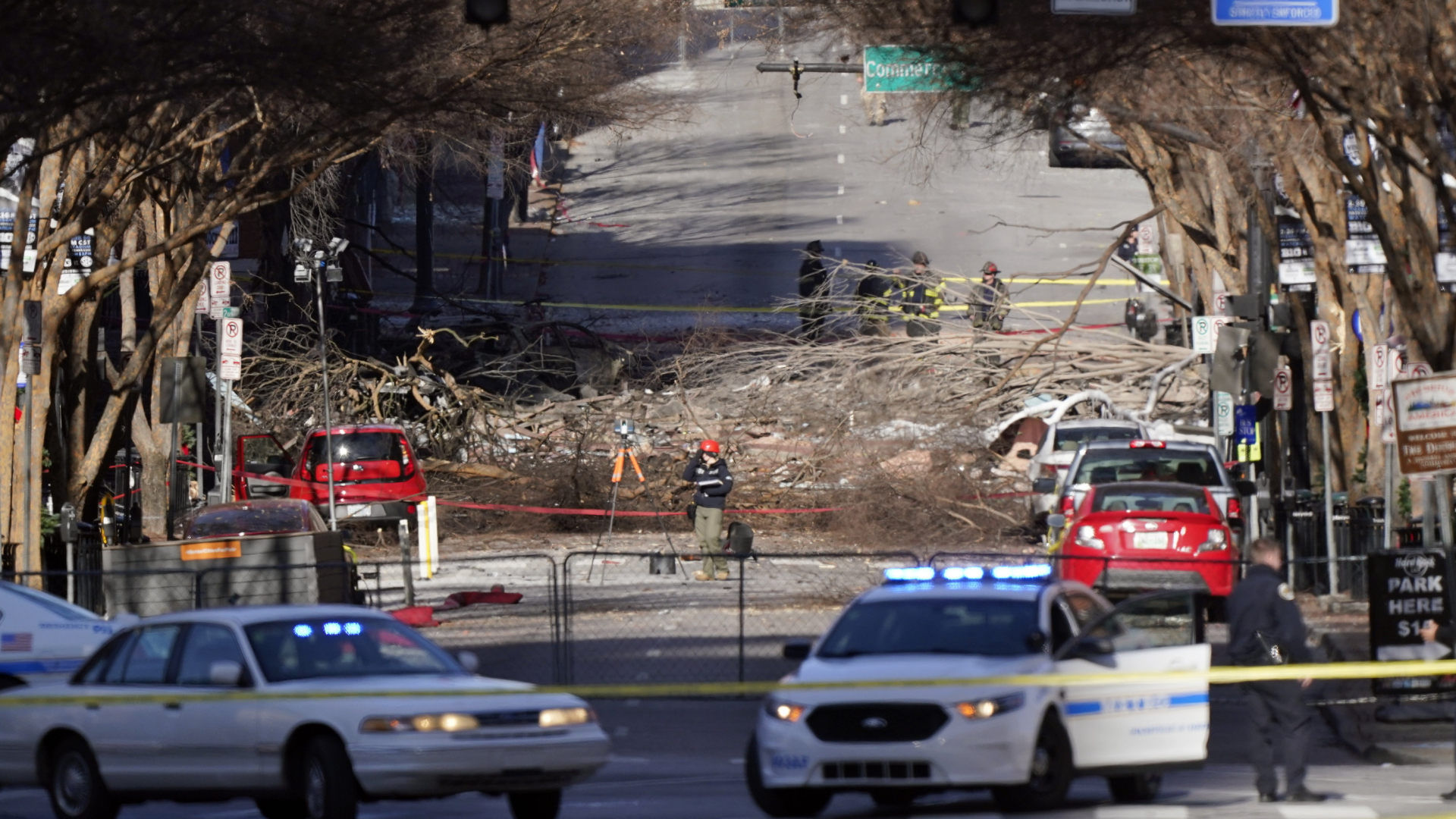 Ermittler untersuchen den Ort der Explosion in der Innenstadt von Nashville.| Bildquelle: AP