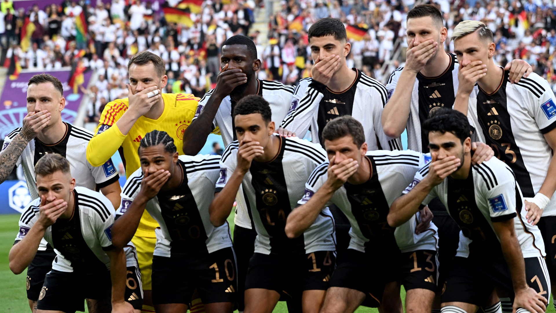 Die deutsche Startelf hält sich vor dem WM-Spiel gegen Japan in Doha für ein Foto den Mund zu. | AFP