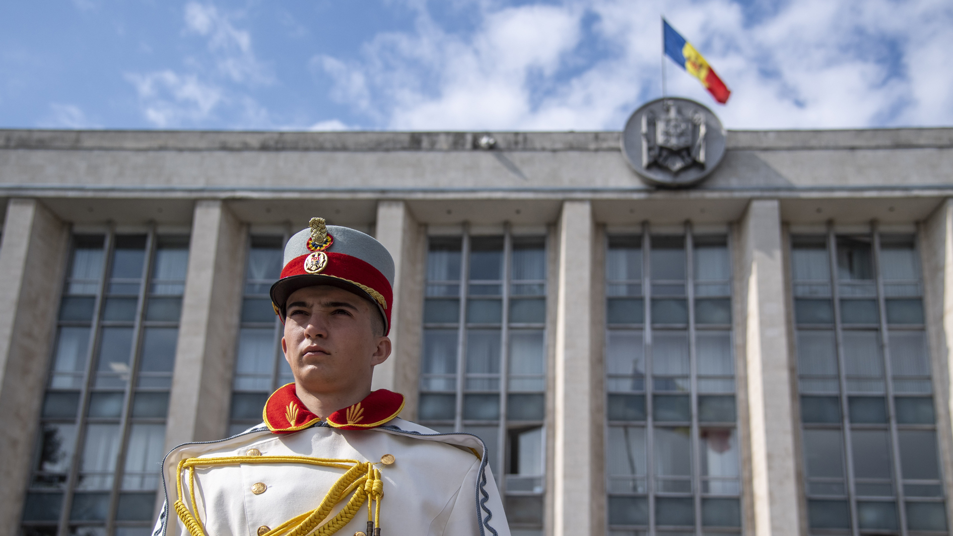 Ehrengardist der Republik Moldau vor dem Regierungspalast. | picture alliance / Photoshot