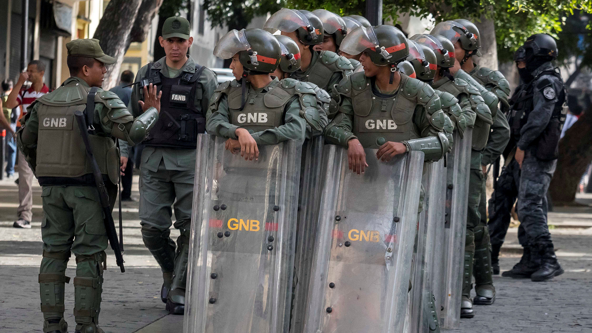 Die venezolanische Nationalgarde steht vor dem Parlament in Caracas | Rayner PeÃ±a/EPA-EFE/REX