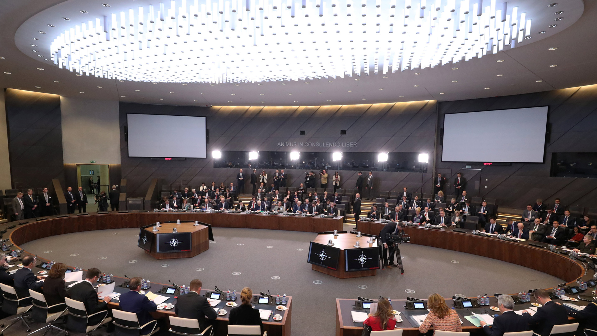 Blick in den Saal beim Treffen der NATO-Außenminister | Bildquelle: REUTERS