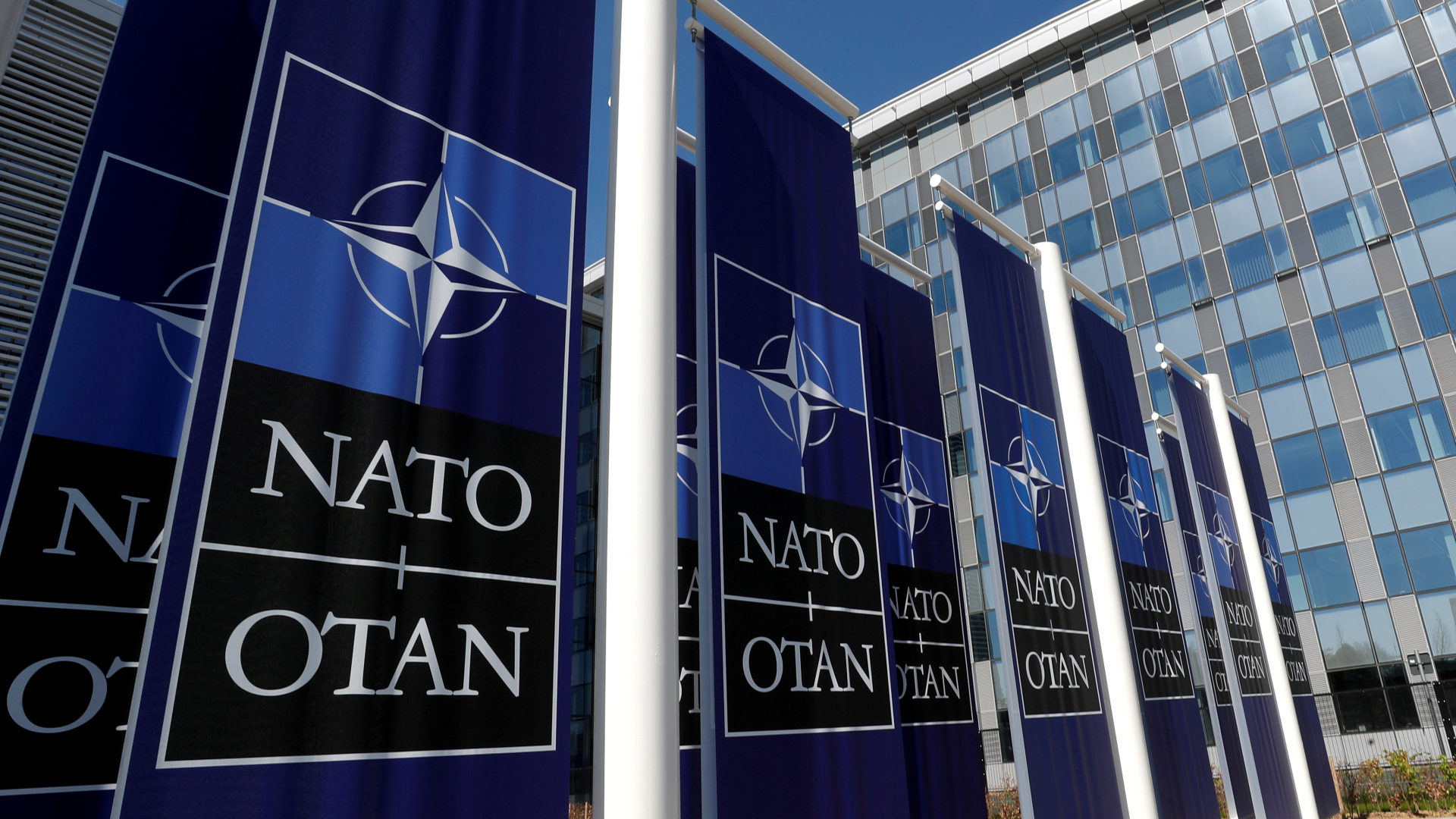 Flaggen des Militärbündnisses am NATO-Hauptquartier in Brüssel.