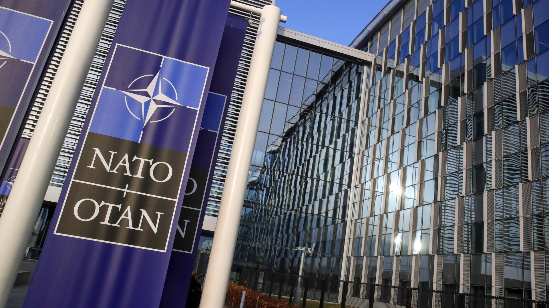 Fahnen mit dem Logo der NATO wehen vor dem NATO-Hauptquartier in Brüssel | EPA