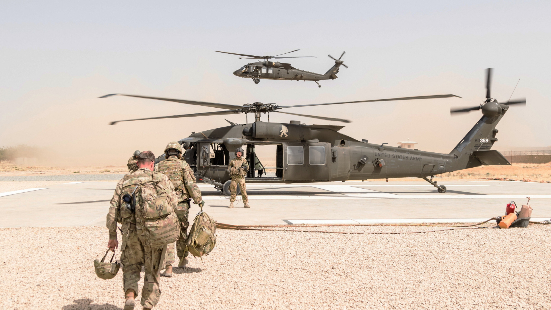 US-Soldaten machen sich in Kundus zum Abflug in einem Hubschrauber vom Typ UH-60 Blackhawk bereit. | dpa