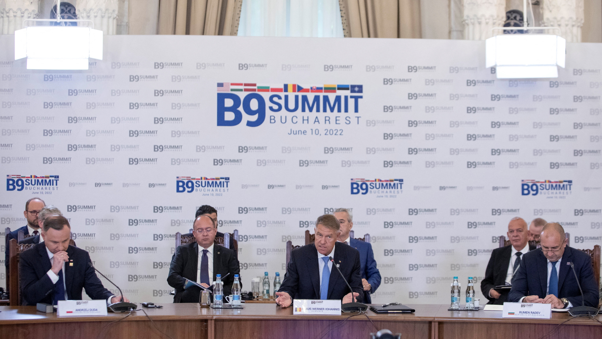 Andrzej Duda, Klaus Iohannis und Ruman Radev sitzen bei der Eröffnungsveranstaltung des "Bukarest 9"-Treffens. | via REUTERS
