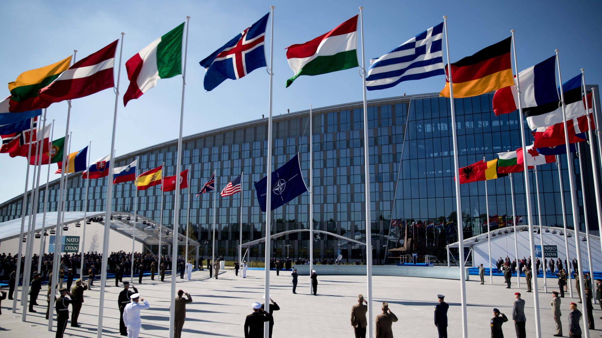 Die Flaggen der Nato-Mitgliedsstaaten werden beim NATO-Gipfel bei der feierlichen Übergabe des neuen Hauptquartiers gehisst.