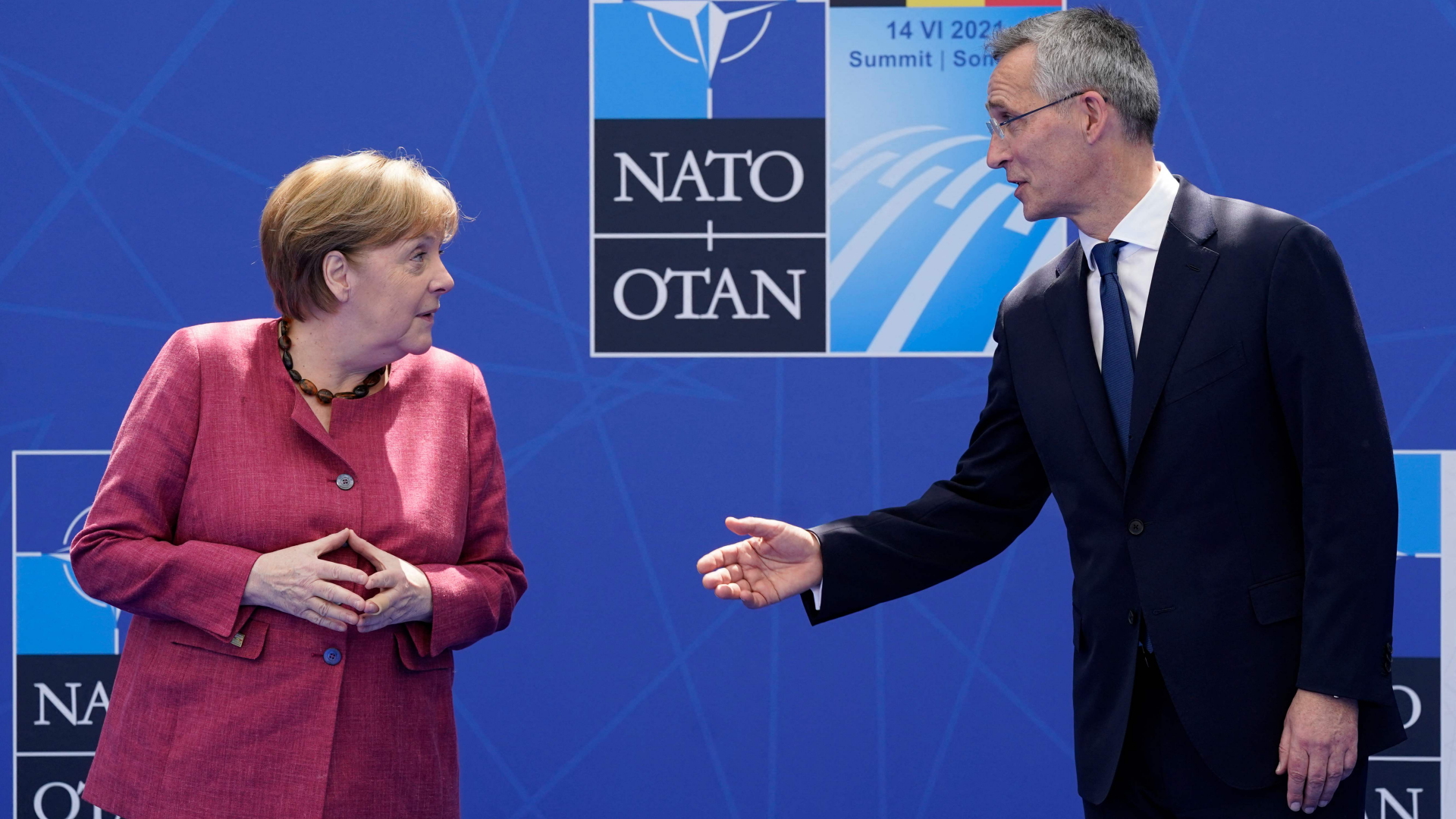 Merkel und Stoltenberg auf dem NATO-Gipfel in Brüssel | AFP
