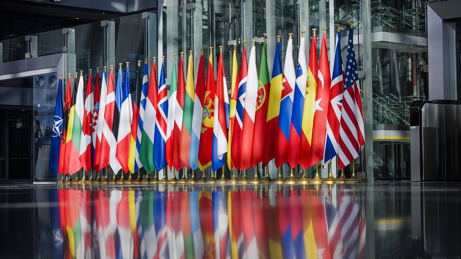 Flaggen der Nato-Mitgliedstaaten stehen nebeneinander | picture alliance / photothek