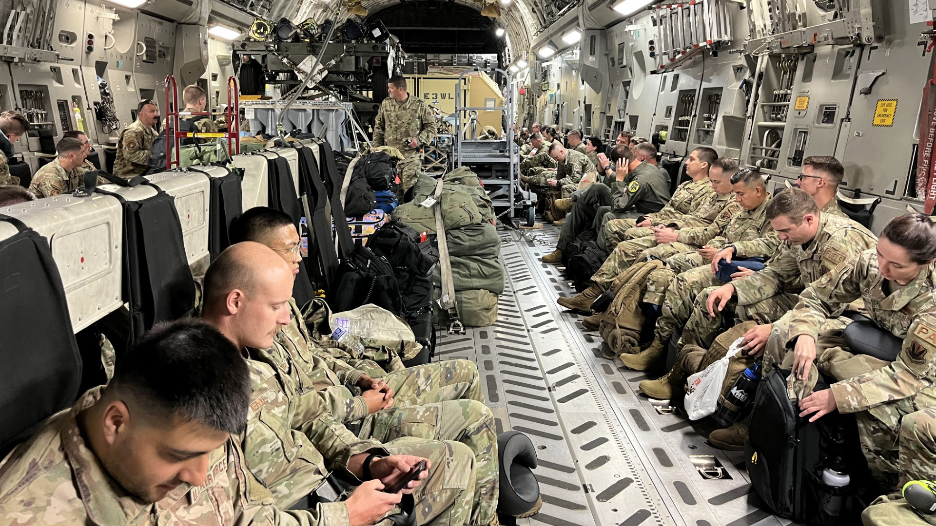 US-Soldaten und Soldatinnen auf dem Flug zur NATO-Übung "Air Defender 2023"