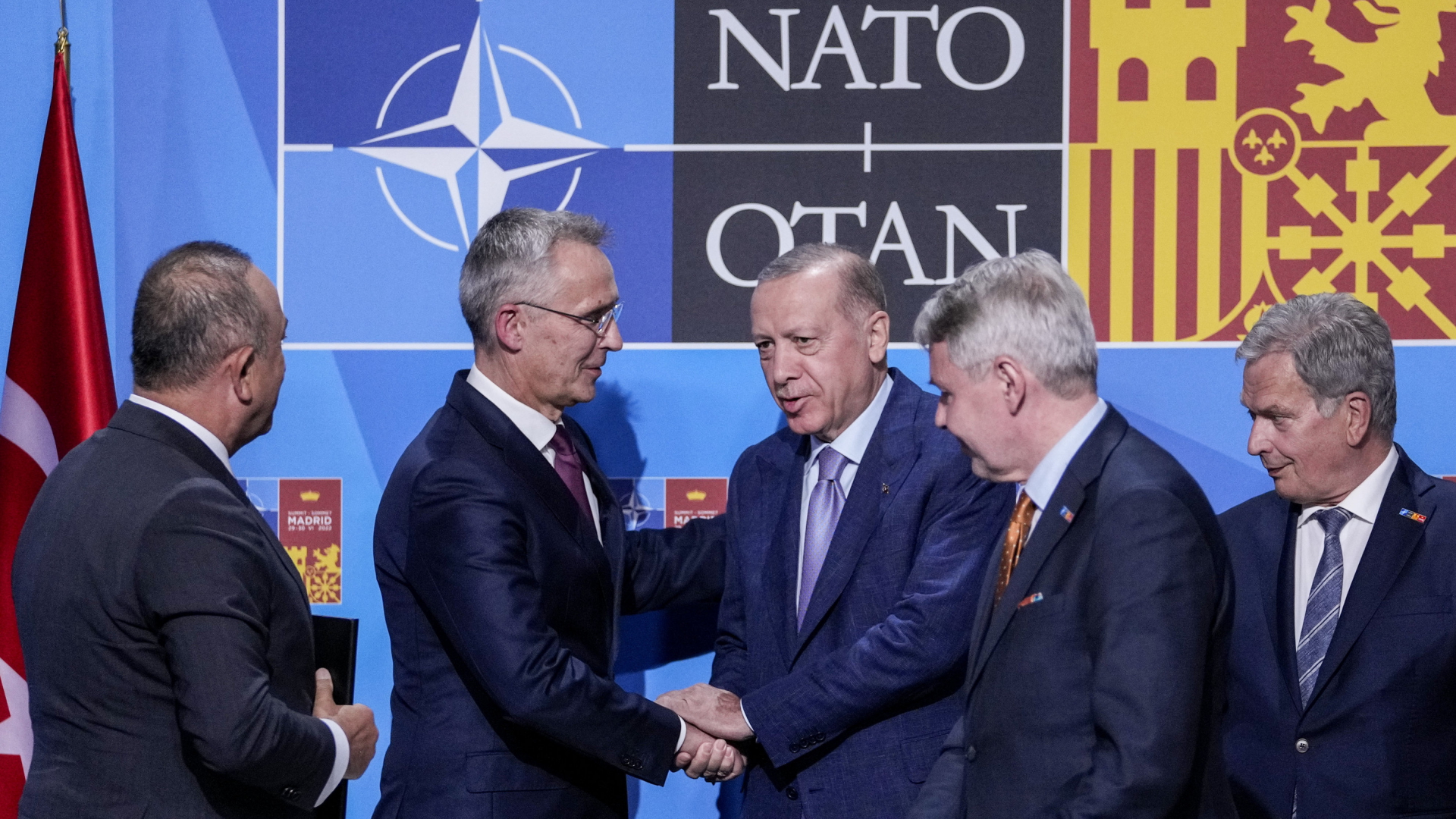 NATO-Generalsekretär Jens Stoltenberg schüttelt dem türkischen Präsident Recep Tayyip Erdogan die Hand, nachdem bei einem Treffen der Widerstand der Türkei gegen die NATO-Aufnahme Finnlands und Schwedens ausgeräumt werden konnte.