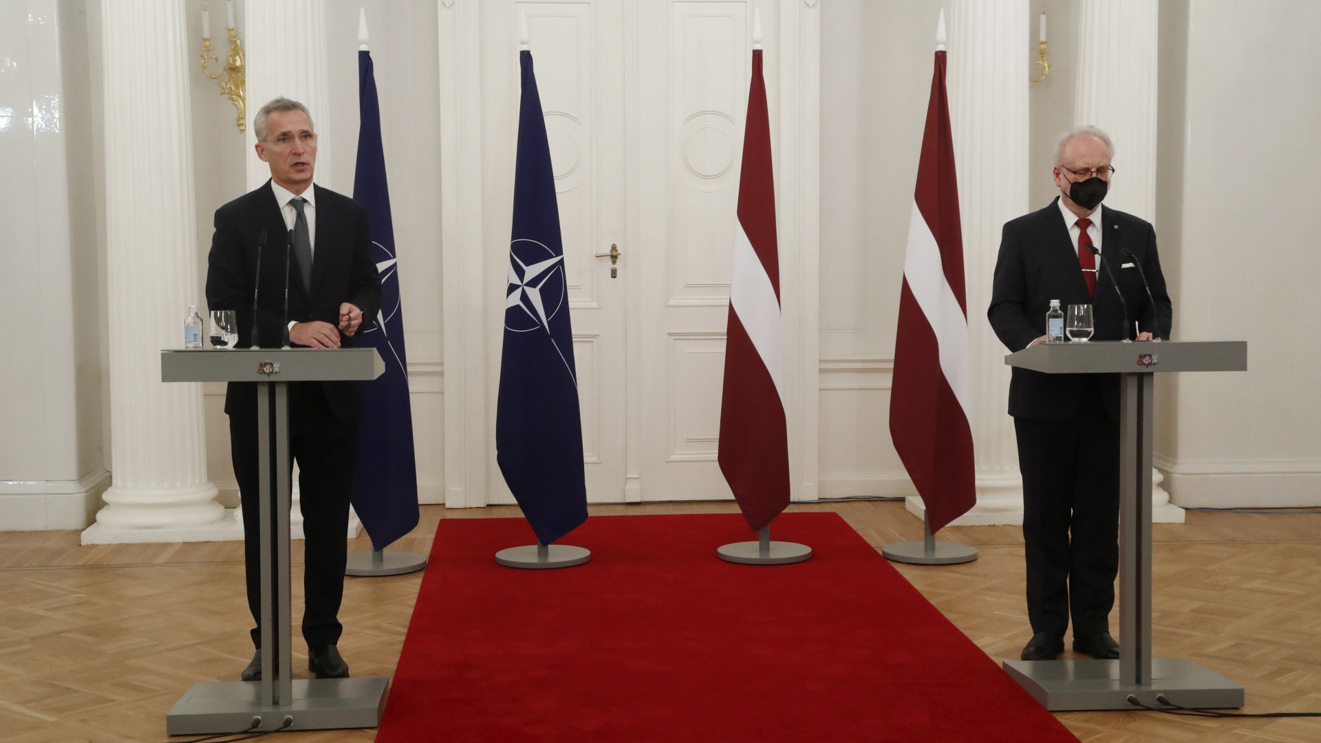 NATO-Generalsekretär Jens Stoltenberg und Lettlands Präsident Egils Levits. | EPA