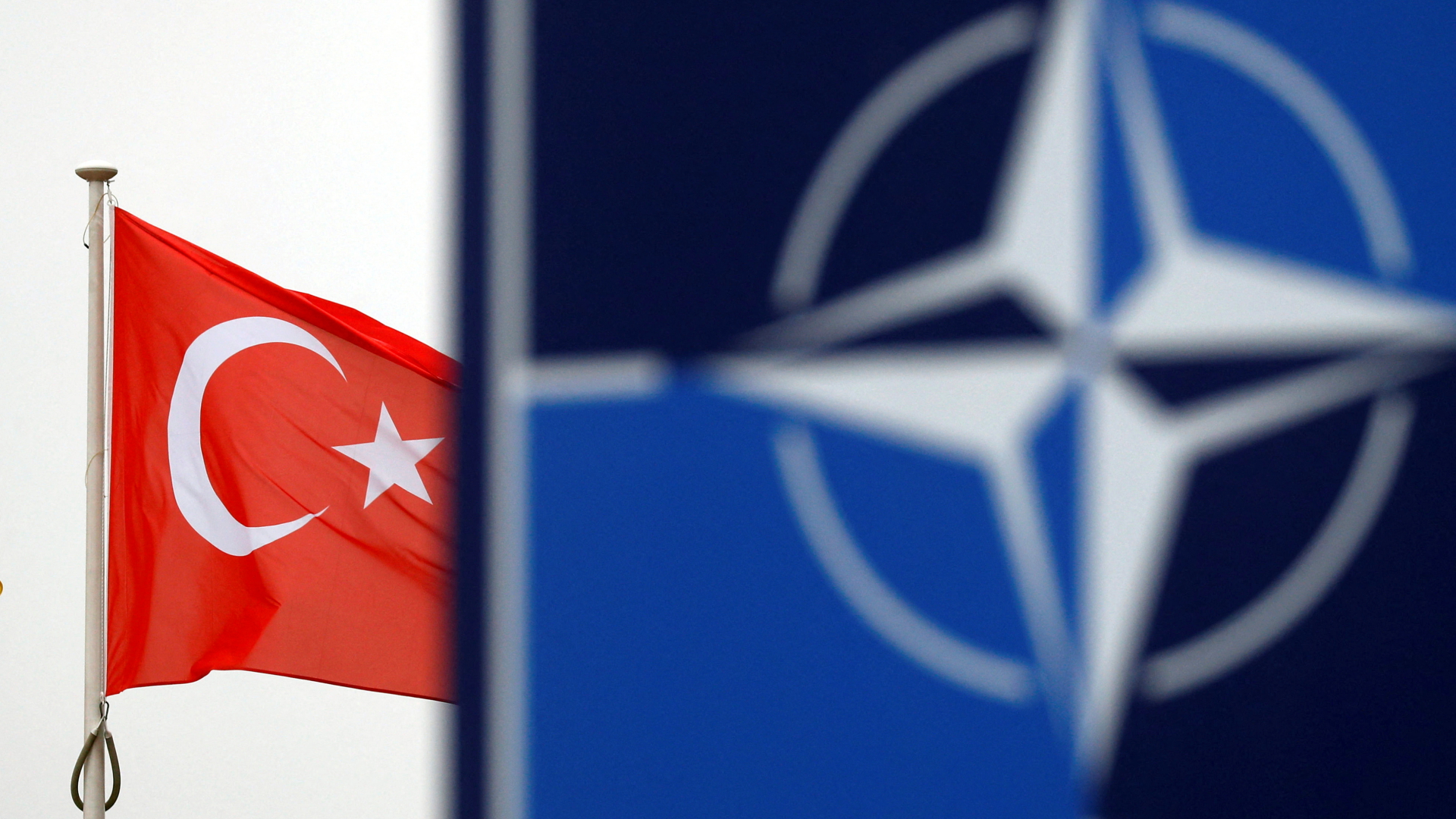 Flaggen der Türkei und der NATO nebeneinander. | REUTERS