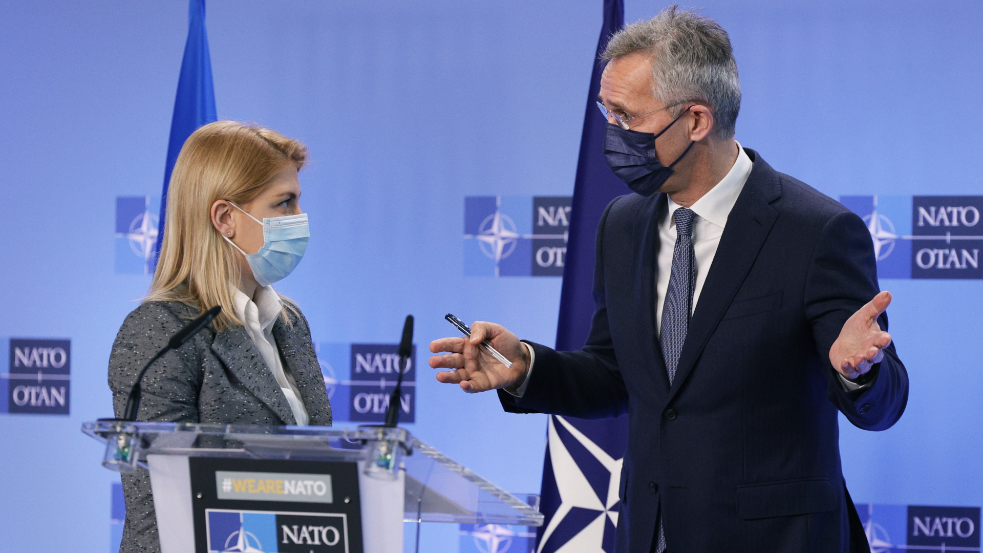 Jens Stoltenberg (r), Generalsekretär der Nato, und Olga Stefanishyna, stellvertretende Ministerpräsidentin für europäische und euro-atlantische Integration der Ukraine, sprechen während einer Pressekonferenz im Nato-Hauptquartier (Archivbild). | dpa
