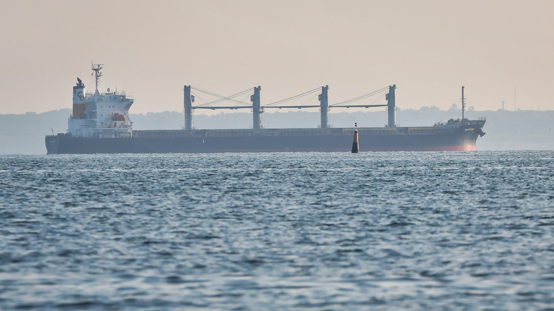 Das Schiff "Navi-Star" mit einer Getreide-Ladung verlässt den Hafen von Odessa. | dpa