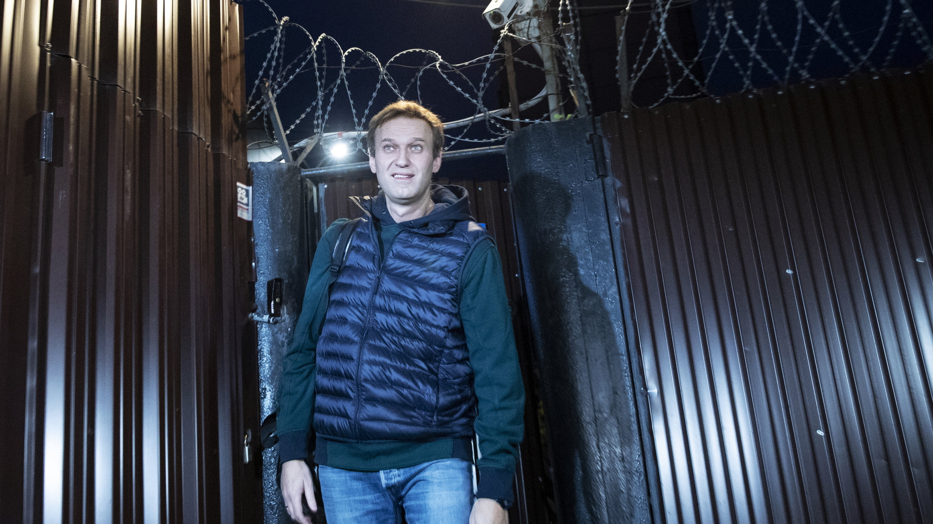Der russische Kremlkritiker Alexej Nawalny verlässt ein Gefangenenlager. | Bildquelle: dpa