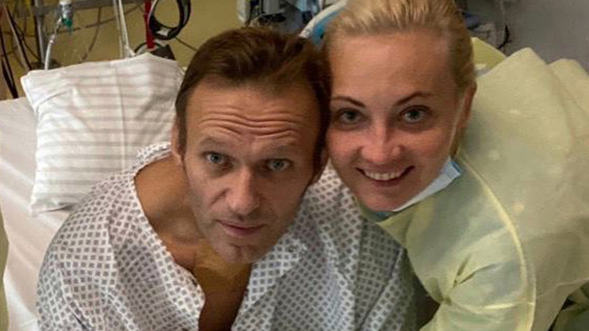 Alexej Nawalny und seine Frau Julia am Krankenbett in der Berliner Charité. | Daria Nawalny/privat/Instagram/dpa