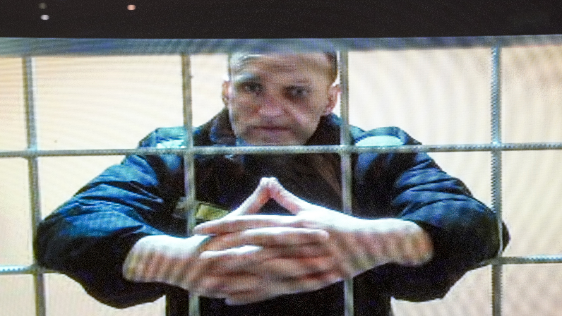 Alexej Nawalny wird in einem Gerichtssaal des Moskauer Stadtgerichts per Video aus seiner Gefängniskolonie zu einer Anhörung zugeschaltet und ist auf einem Bildschirm zu sehen | dpa