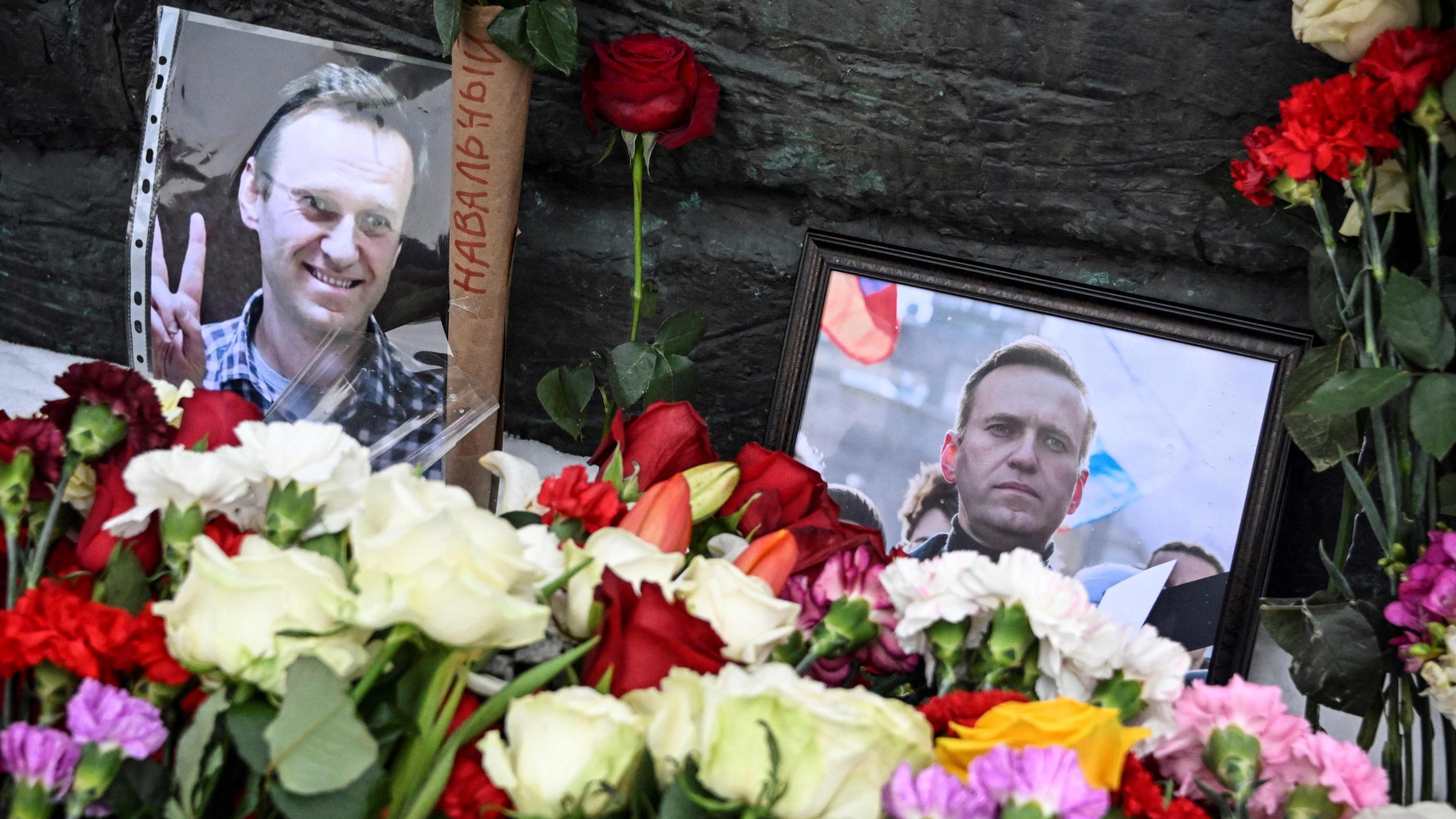 Blumen liegen neben Fotos des verstorbenen Oppositionellen Alexej Nawalny in Moskau