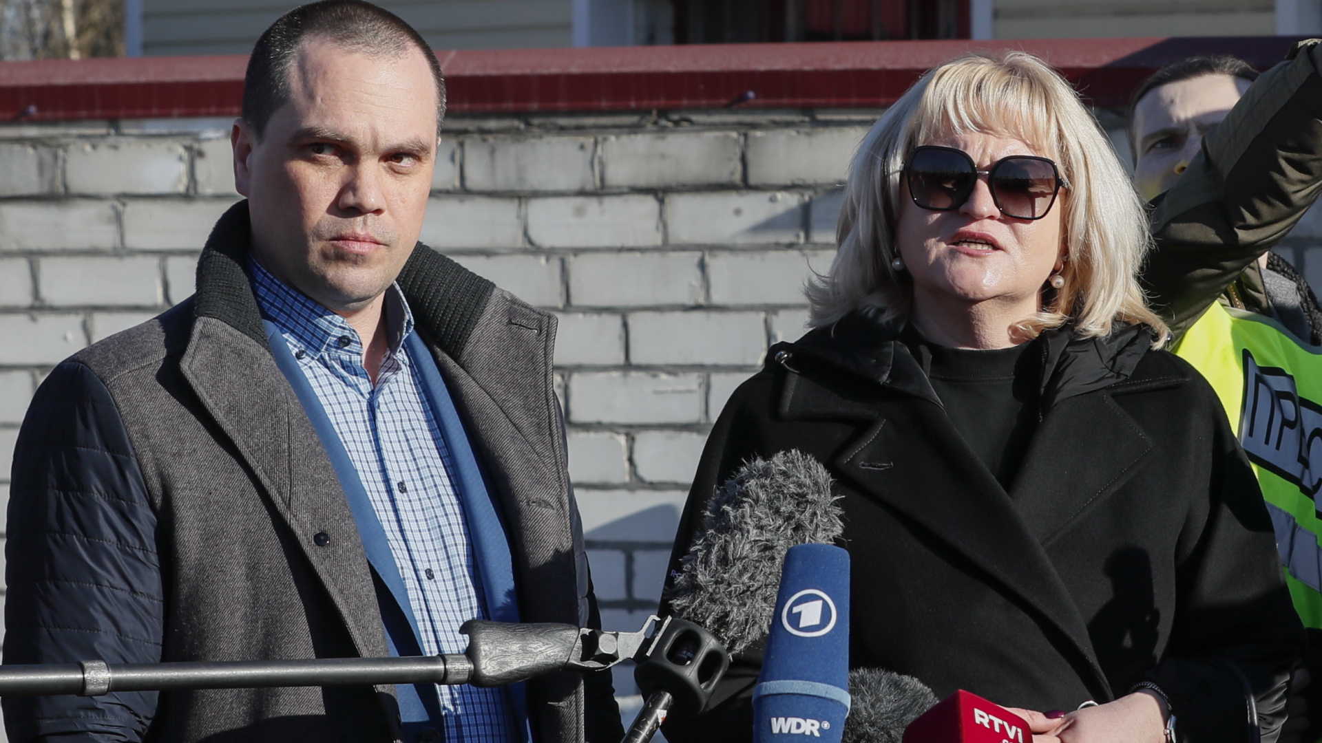 Nawalnys Anwälte Olga Michailowa und Vadim Kobsew sprechen vor Journalisten | EPA