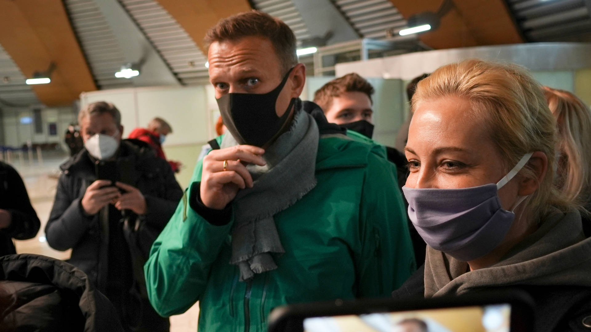Alexej Nawalny und seine Frau Julia stehen am Flughafen Scheremetjewo in der Schlange zur Passkontrolle.