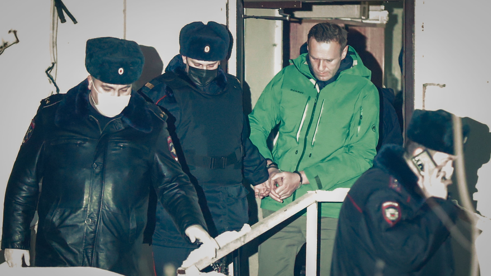 Polizisten führen Alexeij Nawalny aus einer Polizeistation bei Moskau | SERGEI ILNITSKY/EPA-EFE/Shutters