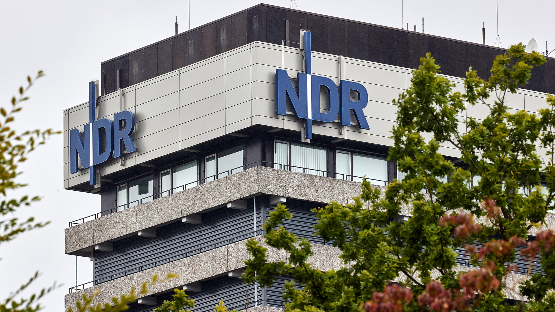 Am NDR-Hochhaus hängen in Hamburg-Lokstedt zwei Logos mit der Aufschrift ·NDR