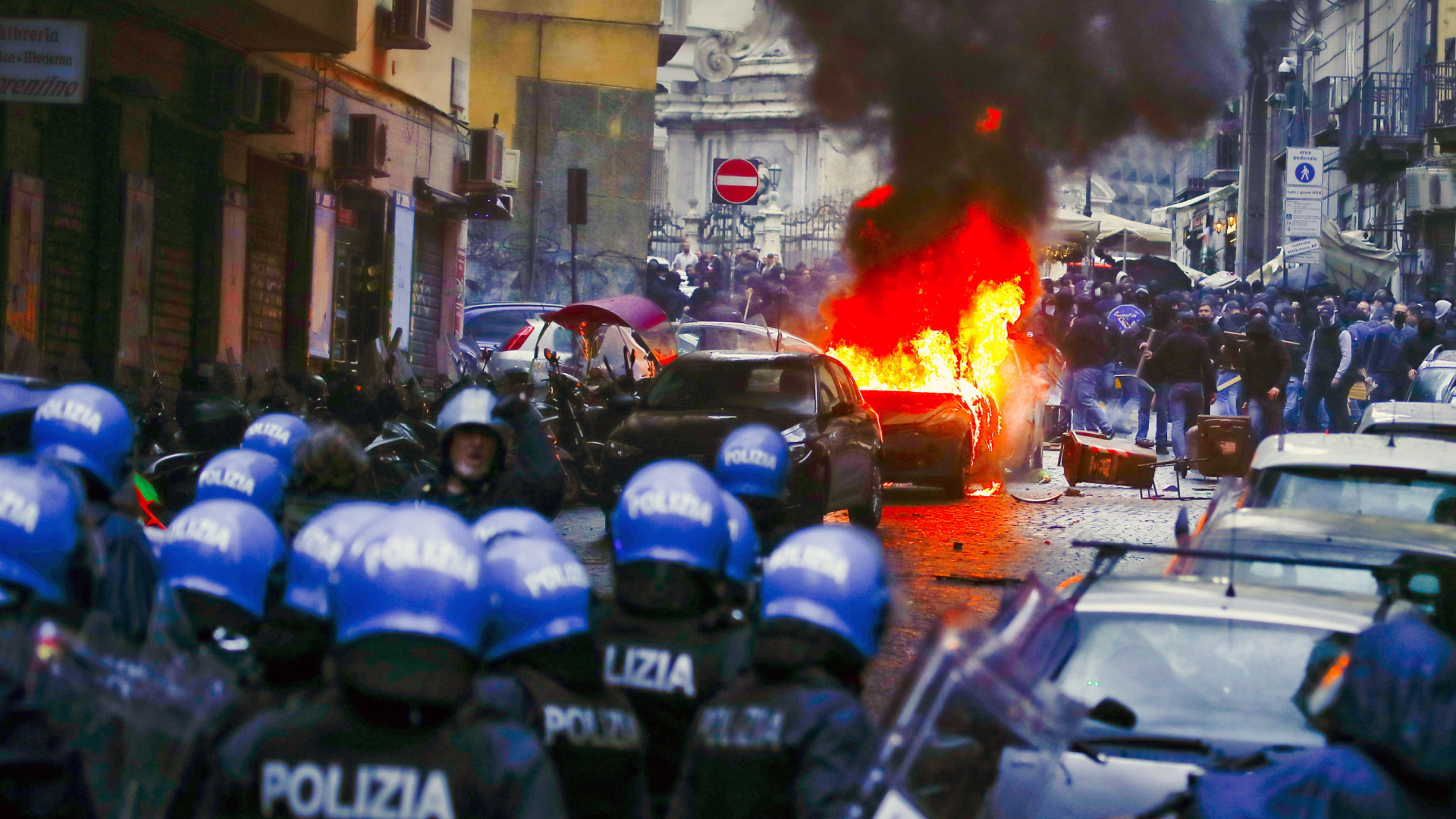 In Neapel geht die Polizei gegen randalierende Fußballfans vor. | EPA