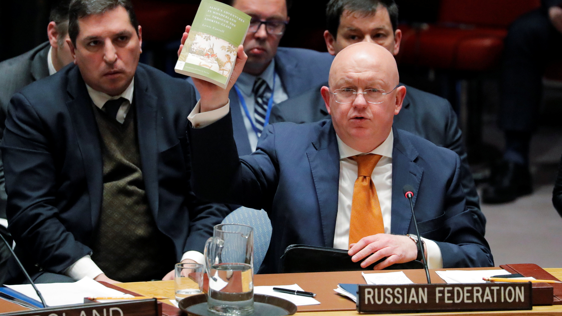 Der russische UN-Botschafter Nebentsja hält in einer Sitzung des Sicherheitsrats das Buch "Alice im Wunderland" hoch. | REUTERS