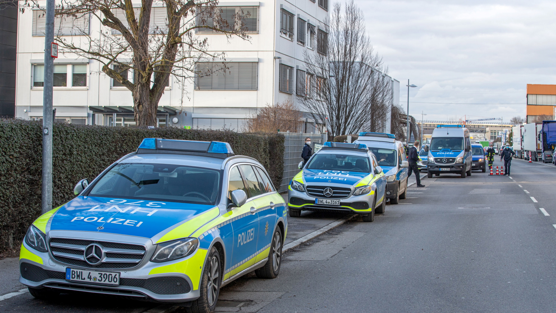 Einsatzkräfte der Polizei sicherten das Lidl-Verwaltungsgebäude in Neckarsulm ab. | dpa
